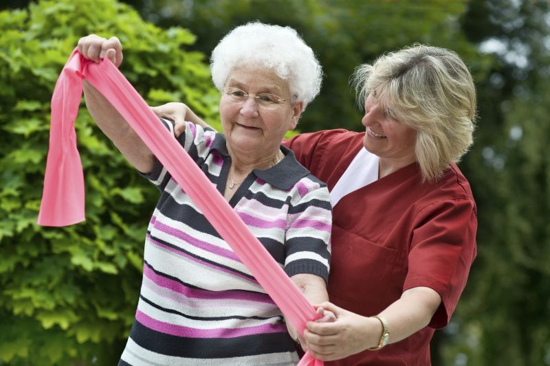 Foto: In einer Düne nahe des Meeres sitzt eine junge Frau gelassen auf ihrer Yogamatte. Sie kommt zur Ruhe ohne einzuschlafen.