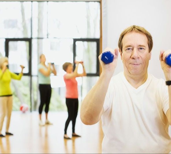 Foto: zwei ältere Menschen mit Physioband am "arbeiten"